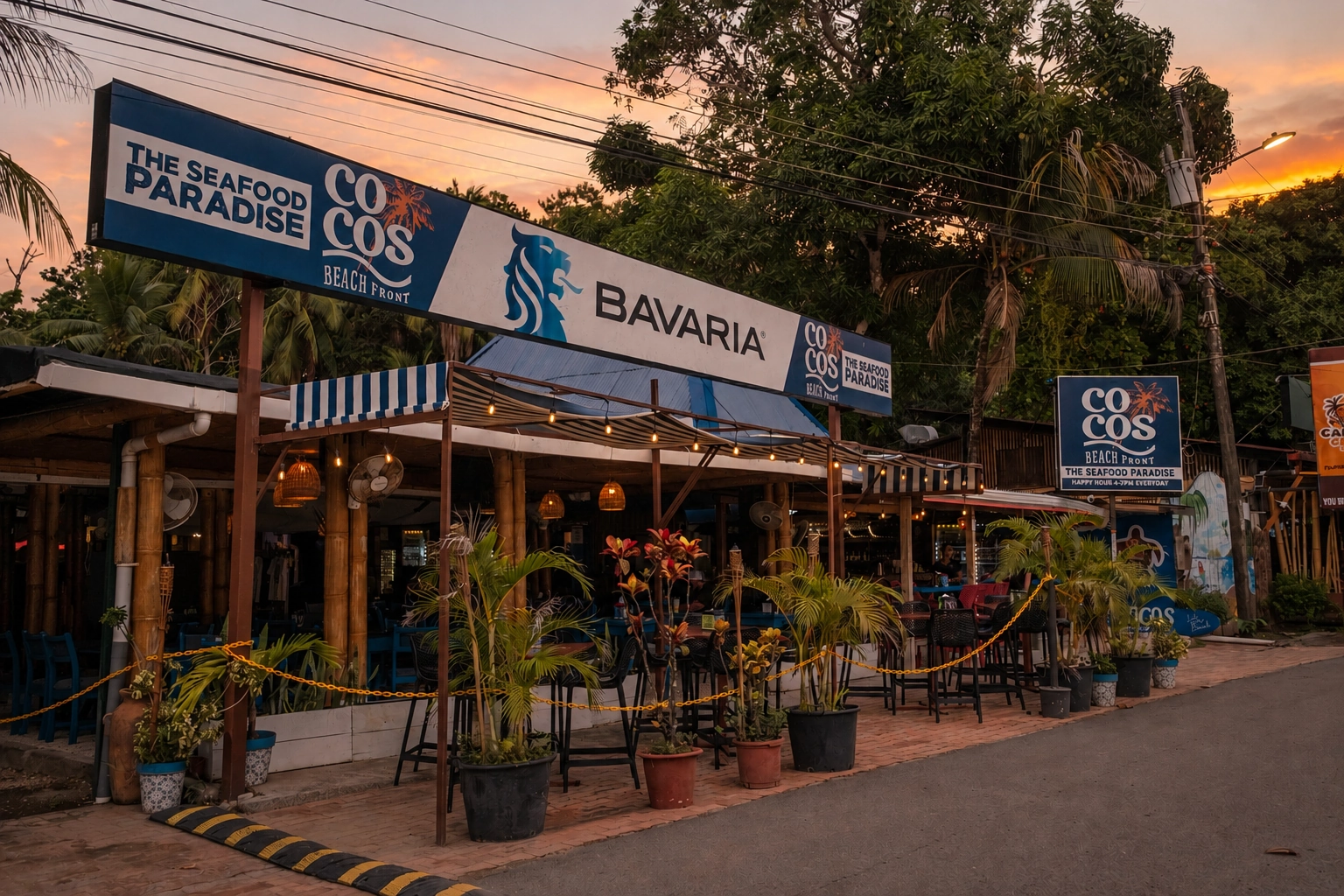 Fachada principal de Cocos Beach Front al atardecer en Herradura